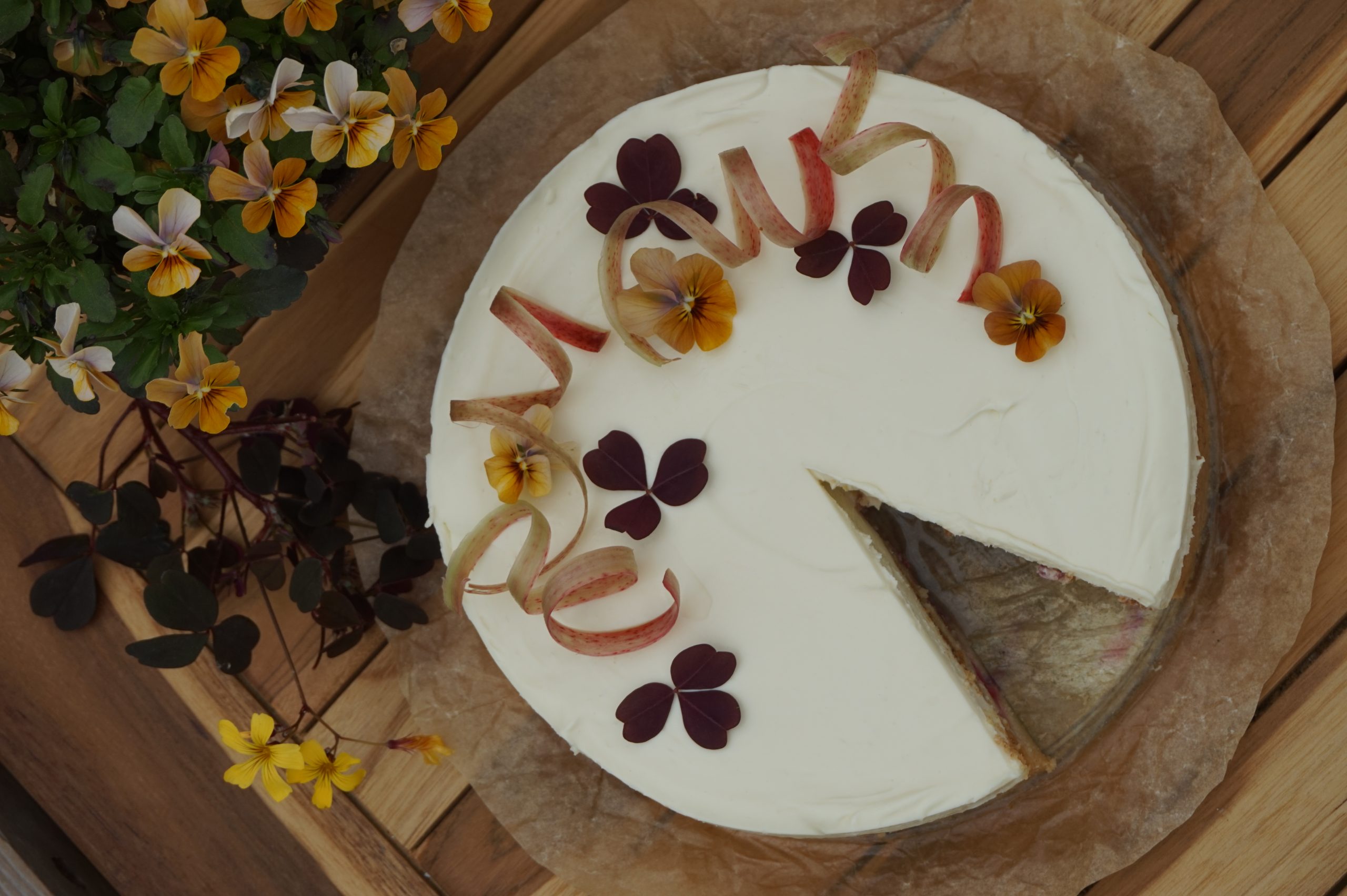 Floral cheesecake with edible flowers